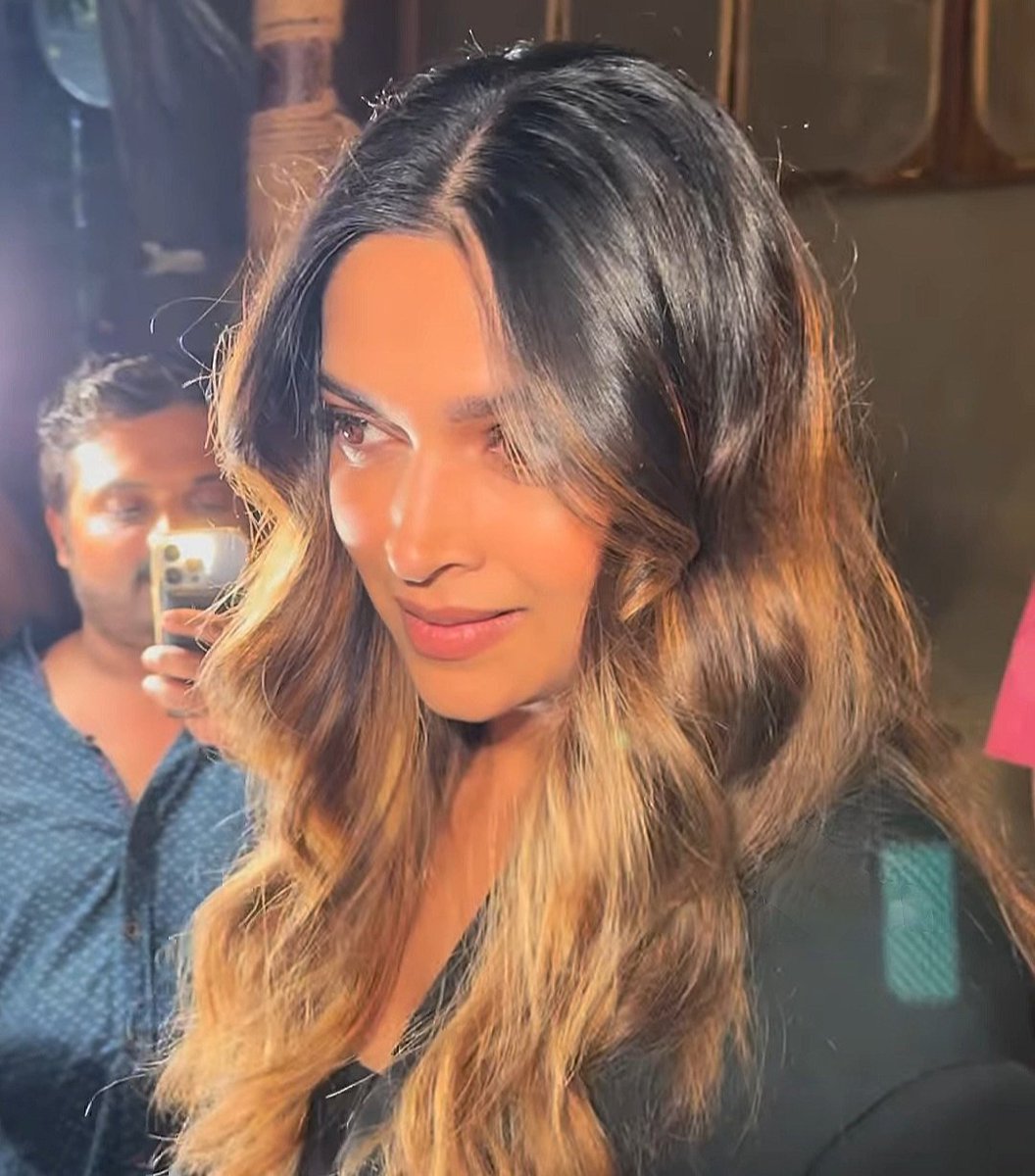 Soni_5577's tweet image. Deepika padukone looks glowing &amp;amp; racing hearts with smile ❤️

#DeepikaPadukone #viralbiyani #ranvirsingh #benbvolliefde pic.x.com/gxwu57rc0o
 #earthquake