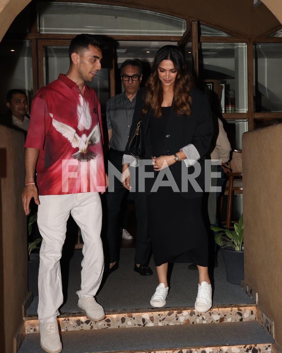 Soni_5577's tweet image. Deepika padukone looks glowing &amp;amp; racing hearts with smile ❤️

#DeepikaPadukone #viralbiyani #ranvirsingh #benbvolliefde pic.x.com/gxwu57rc0o
 #earthquake