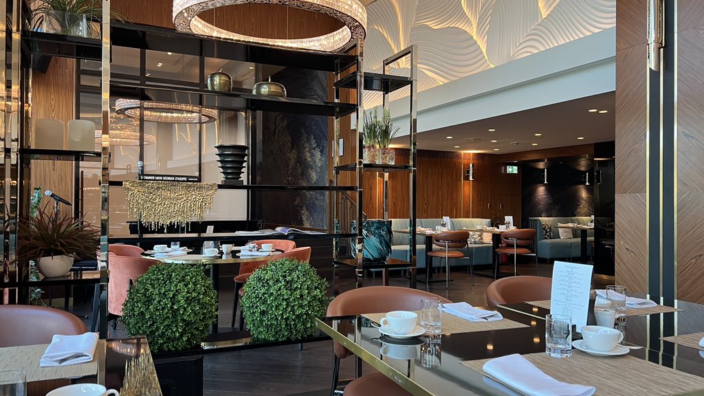 pt_hyatt's tweet photo. #InterContinentalSofia 
 
朝食はレストラン「ADOR」にてセミビュッフェ形式🍽️

夜だけでなく朝も良い雰囲気🛋️🌿
料理も美味しい😋

こんな素敵な空間が、早朝に来たので独り占め状態でした✌️ https://t.co/hU2gsUmupN
