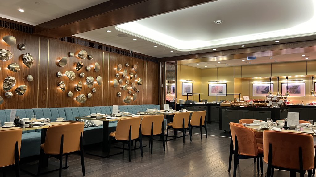 pt_hyatt's tweet photo. #InterContinentalSofia 
 
朝食はレストラン「ADOR」にてセミビュッフェ形式🍽️

夜だけでなく朝も良い雰囲気🛋️🌿
料理も美味しい😋

こんな素敵な空間が、早朝に来たので独り占め状態でした✌️ https://t.co/hU2gsUmupN