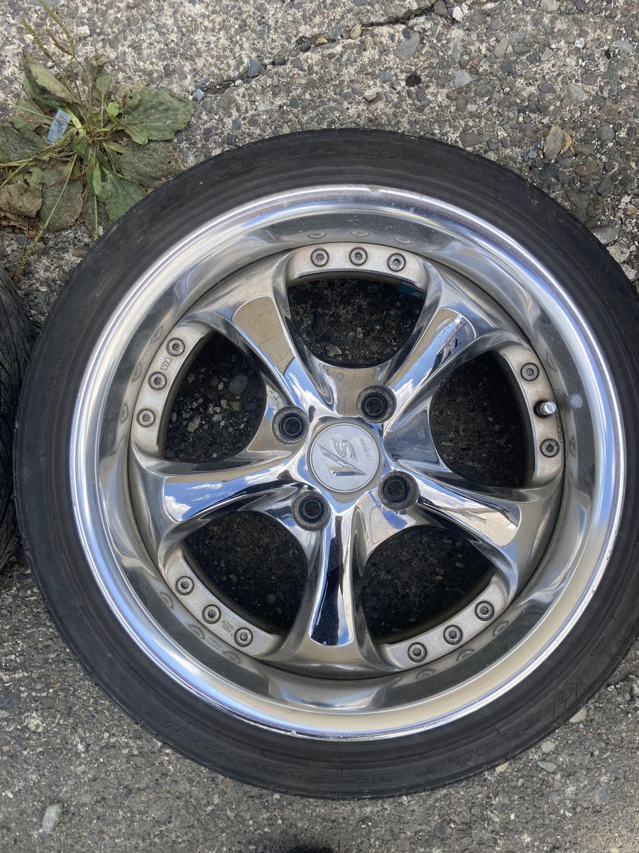 bunta100cresta's tweet photo. 履けなさそうだから売りに出します！
vs~kf 15インチ4穴ピッチ100
6J+25が２本　6J±30が２本
ガリ傷あります。メッキの浮きは少ないです！発送も可能です
7万で欲しい方いませんか？
値下げ交渉可能 https://t.co/EtQETLRRHY