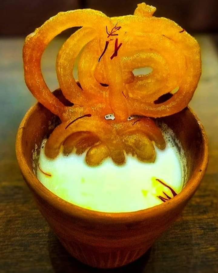Vibhu84Kamal's tweet photo. जलेबी सिर्फ मिठाई नहीं आयुर्वेदिक दवाई भी है
ये एक राजशाही पकवान है जिसे दूध दही या रबड़ी से खाया जाता है!!
#GoodMorning
#Ram_Ram_ji 🙏❣️ https://t.co/3gSuYbgMrT