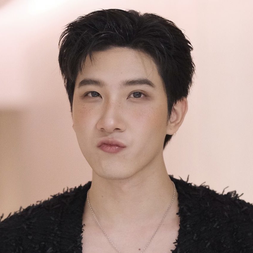 mewotung's tweet photo. my prettiest khao 💞 omg the blush on and freckless gOD HE IS GORGEOUS https://t.co/NzkavMnhaC