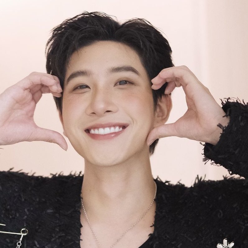 mewotung's tweet photo. my prettiest khao 💞 omg the blush on and freckless gOD HE IS GORGEOUS https://t.co/NzkavMnhaC