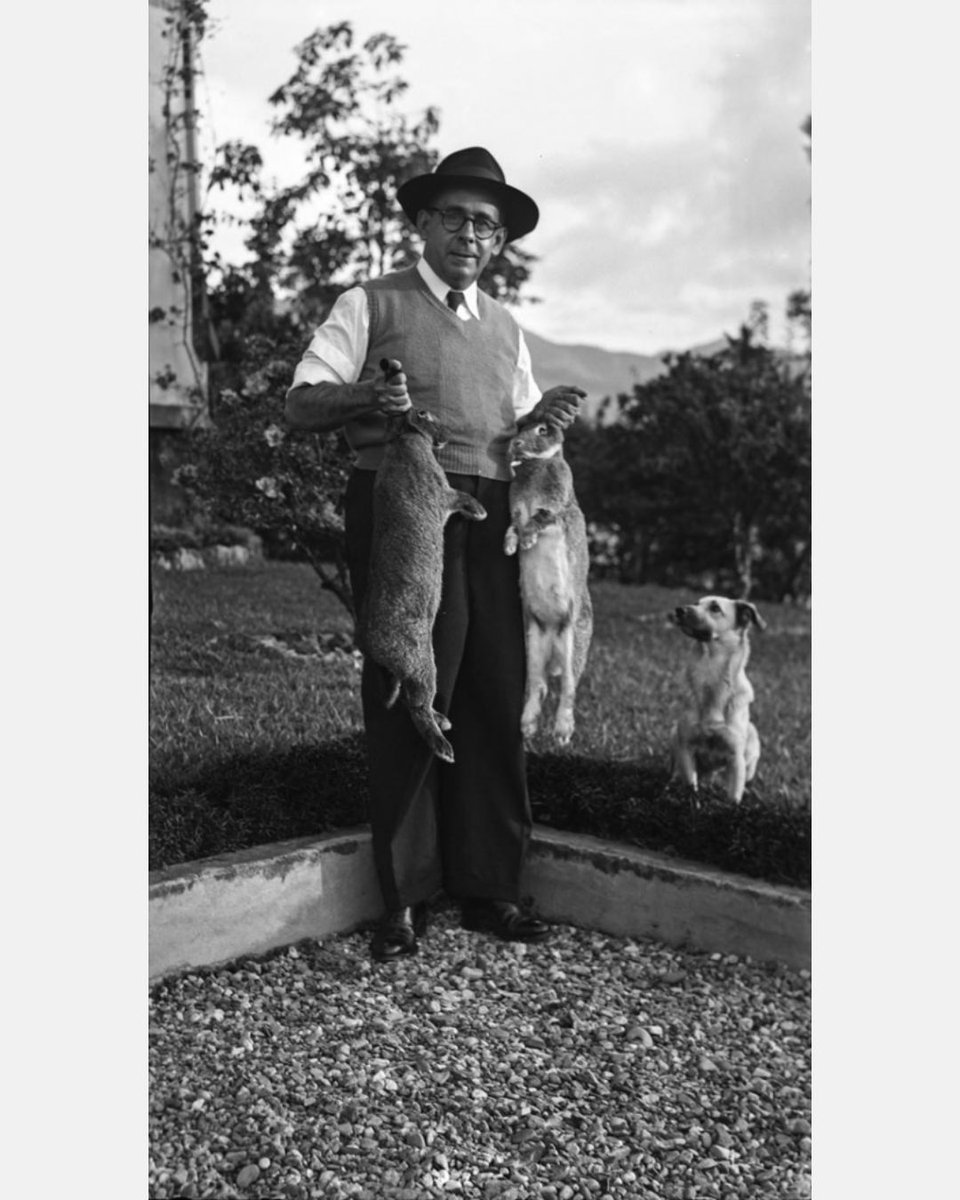 UniversoCentro's tweet photo. Guillermo Ochoa tenía una obsesión por dejar registros y detener el tiempo. Desde que compró su primera cámara en 1925, no paró de fotografiar la cotidianidad de su entorno, su familia, e incluso a sí mismo.

Su historia en #UC140.
https://t.co/az2FYuIvh3 https://t.co/3NnZeof5SJ