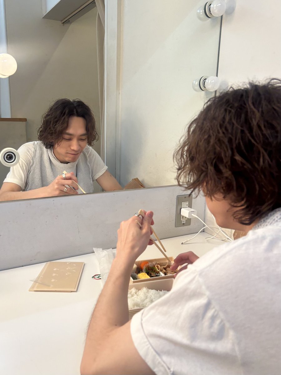 So1_Staff's tweet photo. 【staff】
#廣瀬友祐 さんtalk event - Honesty -

この後13:00公演に出演いたします🎤

出番前に美味しそうにお弁当を食べる平間さん🍙🥢

#平間壮一 https://t.co/7MJ2uyowxk