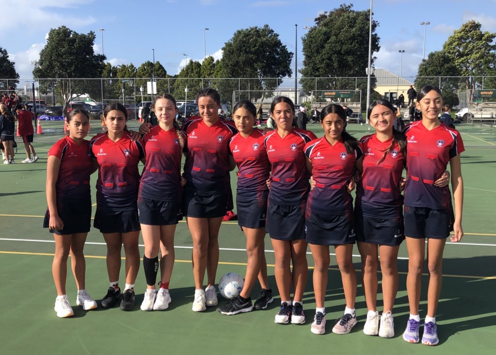 StephenClarkeNZ's tweet photo. My girl's Henderson Intermediate School Year 8 'A' Netball team is undefeated this season and tonight looking to defend their Year 7 Waitakere Netball Champions title and tomorrow their Auckland Netball Champions title. G🏐 G I R L S ! ! ! #netball https://t.co/7RfGGC5nGk