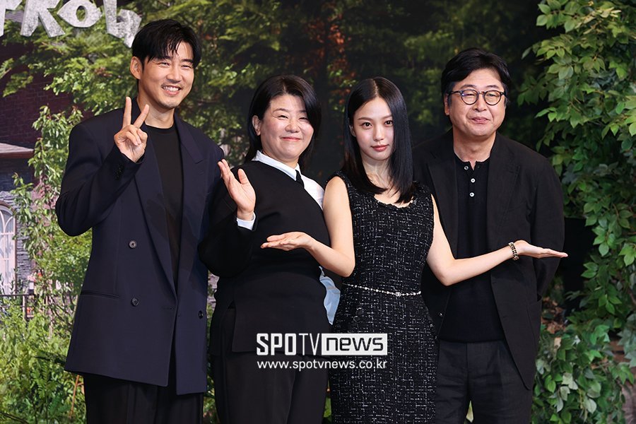 kdrama_menfess's tweet photo. PRESSCON NYA :  🤩🥰😍😉😁😚
DRAMANYA : 🤬💀😰😱🔪🔫

•KDM• THE FROG TAYANG 23 AGUSTUS https://t.co/iTkmL0aoZF