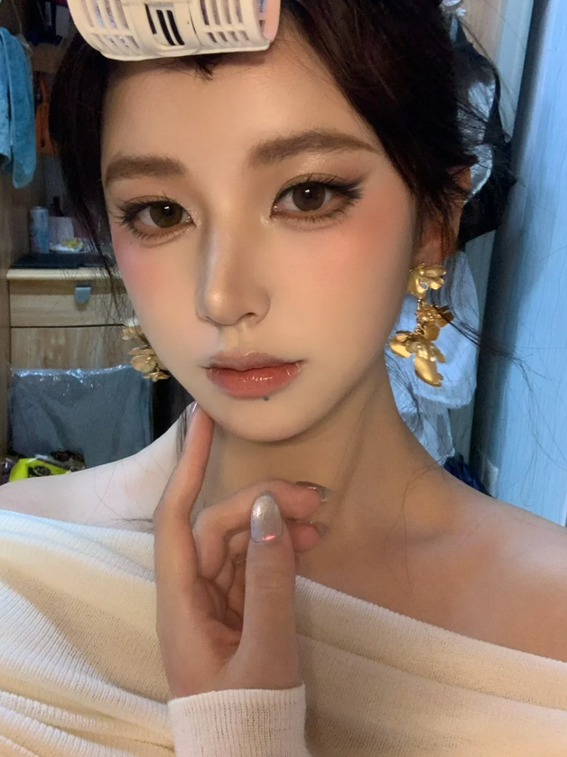 ch12348217630's tweet photo. On how amazing it is for ordinary people to wear fox eye makeup...
#Makeup #Fashion #Clothes #Design #China #Nationalstyle #Pop #慈溪 #浙江 #大美中国 #AllinCeltics #RickCarlisle #TheValley #WWERaw #Gagcity #canucks #LCDLF4 #AMBERROSE https://t.co/V0Mp6IBzzq