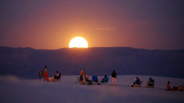 detikTravel's tweet image. #Foto Fenomena supermoon menerangi langit di belahan dunia! 🌙

Salah satu spot terbaik untuk menikmati supermoon adalah di Taman Nasional White Sand! Nih potretnya! 📸

&amp;gt;&amp;gt; dtk.id/NQ81T2

Foto : REUTERS

#detikTravel #fenomena #supermoon #bulan #spot #taman #whitesand