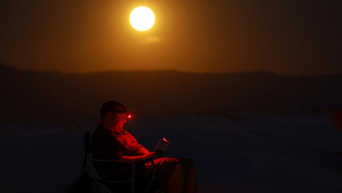 detikTravel's tweet image. #Foto Fenomena supermoon menerangi langit di belahan dunia! 🌙

Salah satu spot terbaik untuk menikmati supermoon adalah di Taman Nasional White Sand! Nih potretnya! 📸

&amp;gt;&amp;gt; dtk.id/NQ81T2

Foto : REUTERS

#detikTravel #fenomena #supermoon #bulan #spot #taman #whitesand