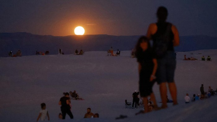detikTravel's tweet image. #Foto Fenomena supermoon menerangi langit di belahan dunia! 🌙

Salah satu spot terbaik untuk menikmati supermoon adalah di Taman Nasional White Sand! Nih potretnya! 📸

&amp;gt;&amp;gt; dtk.id/NQ81T2

Foto : REUTERS

#detikTravel #fenomena #supermoon #bulan #spot #taman #whitesand