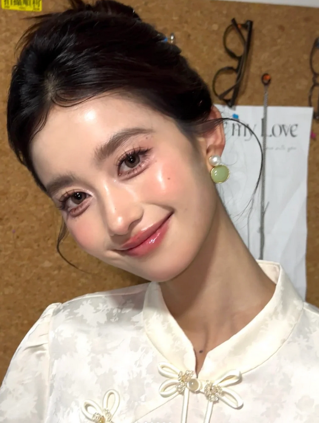 ch12348217630's tweet photo. New Chinese rich family daughter makeup
#Makeup #Fashion #Clothes #Design #China #Nationalstyle #Pop #慈溪 #浙江 #大美中国 #AllinCeltics #RickCarlisle #TheValley #WWERaw #Gagcity #canucks #LCDLF4 #AMBERROSE https://t.co/EtfQ975CQr