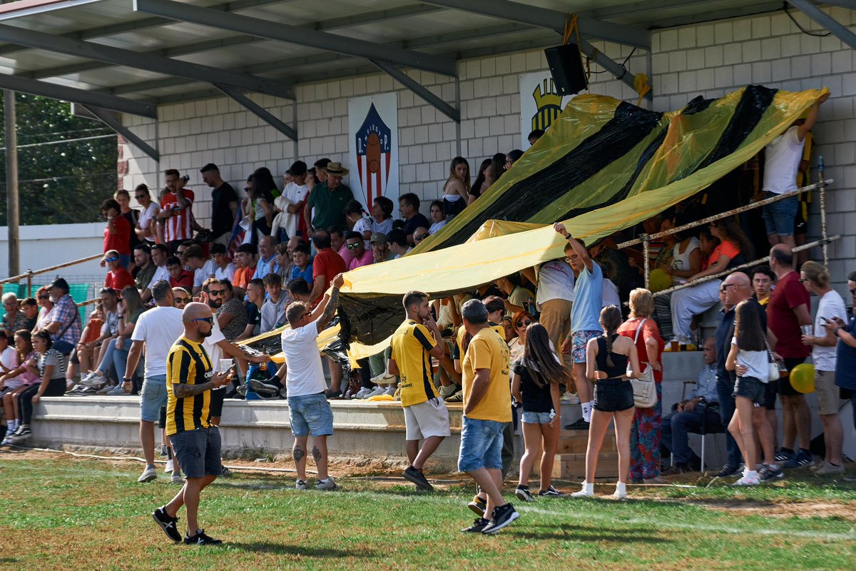 Fortuna_cf's tweet photo. @ElDiaDespues Buenas! 
Somos un equipo centenario en su 2do año de refundacion. Tenemos proyecto nuevo de Femenino, y el campo en remodelación natural-artificial. Jugamos actualmente en la 3ª RFFPA y empezamos la pretemporada la semana que viene… Estariamos encantados de salir elegidos 💛🖤 https://t.co/XTen9TmwID