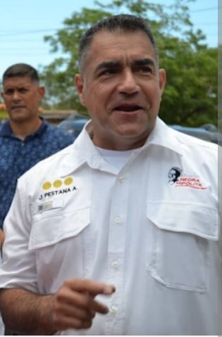 de_la35334's tweet photo. EL ALMIRANTE (R) JOSÉ LUIS PESTANA ABREU ALIAS EL #SINGON fue el encargado de entregarle su respectiva bolsa de comida #CLAP con gorgojo al jalabola de EMMANUEL MARCANO este bichito y su mamá tienen rato comiendo del gobierno del BURRO de @NicolasMaduro https://t.co/fJdJhSSRhn