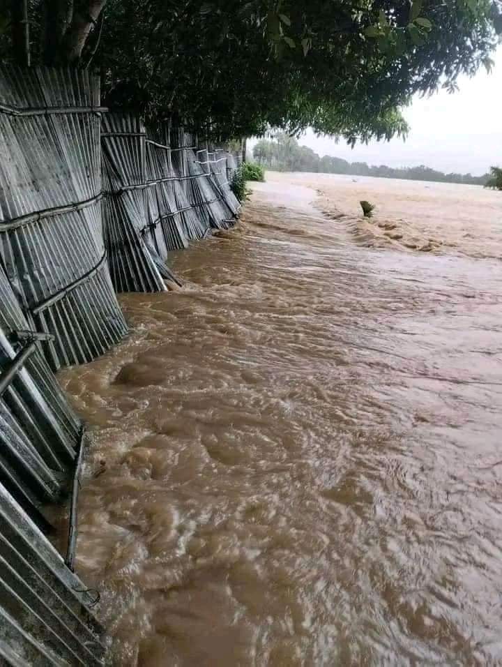 Anika133334's tweet photo. Dambu Hydro-Electric Power Project has been opened in India's Tripura. This gate was last opened in 1993 by India. As a result, the flood situation in Feni, Noakhali, Comilla region has become very serious. Hundreds of thousands of people have become stranded.
#SaveFeni
#Flood https://t.co/6ULklTIjaX