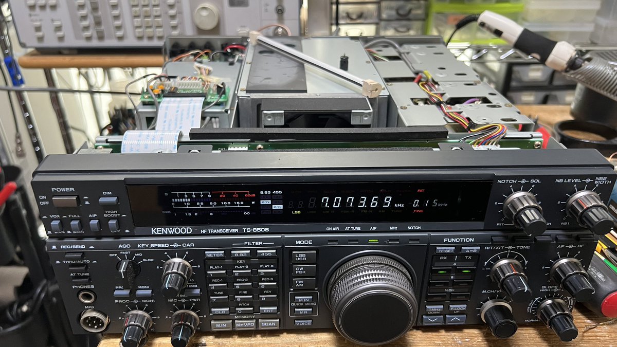 jg1bvx's tweet image. TS-850 冷陰極管とインバーターを（電気的に）撤去し、LED バックライト化して修理完了。
