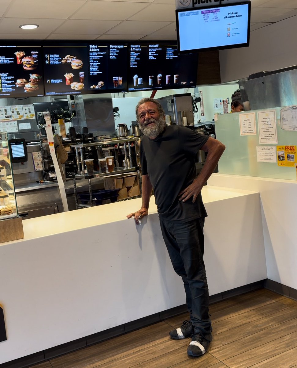 Now if you’re just looking at this photo, this man seems happy and harmless… WRONG! This MF was in McDonals terrorizing every customer he could lay his eyes on lmaooo he was accusing another man for stealing his identity here, and yes, I have a video. 😂