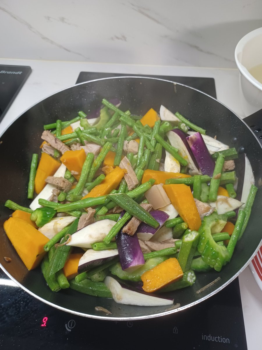 JiwookB's tweet photo. Tayo ng kumain ng gulay para mwala ang kanegahan ntin sa ktawan at isip isama narin mata hahahaha guilty po ako your honor minsan lng nman...hihihihi lunch na everybody #pakbet ang cravings ng lola niyong laging budol ang exercise hahaha food is life kasi tlga motto ko..π€£π€£π€£ https://t.co/ZYXxCXafyh