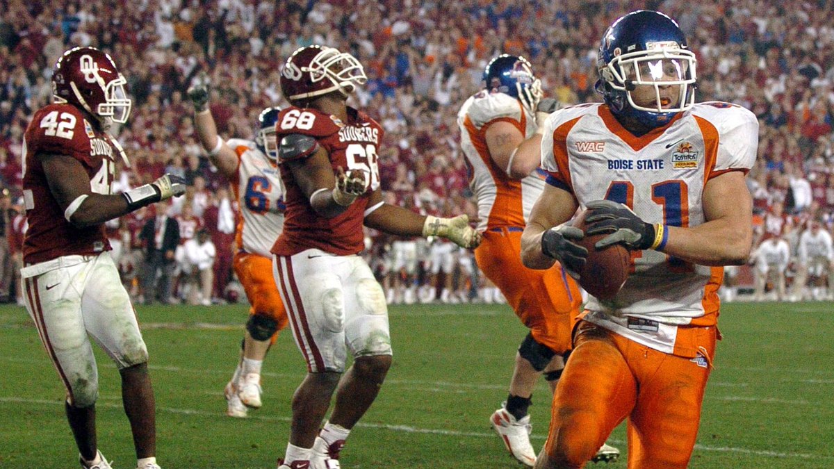 CFBClassics's tweet photo. 2006/07 Fiesta Bowl

#8 Boise St vs #10 Oklahoma

One of the most famous endings in CFB history capped off what’s arguably the greatest Fiesta Bowl ever played. Names such as Adrian Peterson, Mark Stoops, and Chris Petersen highlighted this special game.

https://t.co/anD3G4OM1c https://t.co/2ZmT0OeFK6