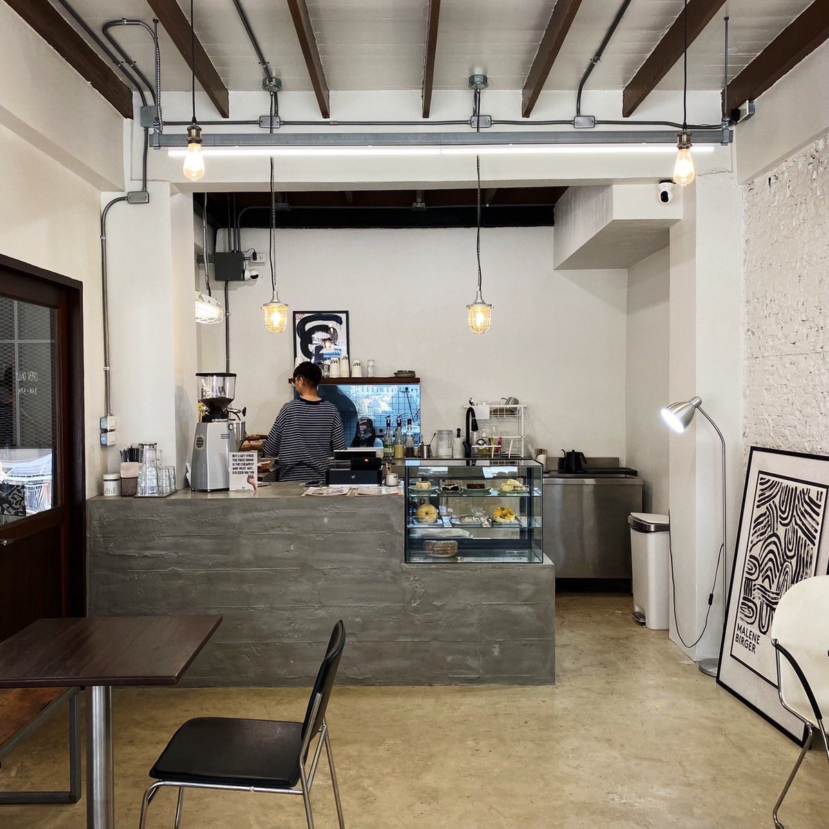 Mir คาเฟ่เปิดใหม่ตรงเจริญกรุงข้างวัดสุทธิ โลเคชั่นหลบอยู่ในซอย ไม่วุ่นวาย ชอบ! มู้ดขาวคลีน ปูนๆ ไม้ๆ เรียบง่ายสบายตาดี เมนูมีพวก sourdough กับ bagel แล้วก็ขนมน่ากินหลายอย่างอยู่ ไหนจะเครื่องดื่มกาแฟ non-coffee และ smoothie อี้กก #อร่อยบอกต่อ #รีวิวคาเฟ่ #aroii <a href="/aroii/">@aroii บอกต่อ</a> #cafehopping