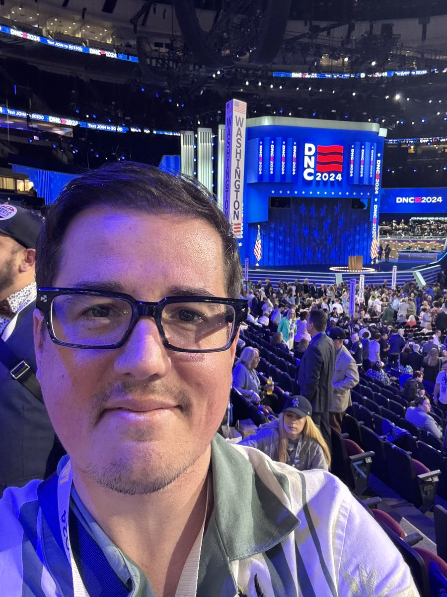 I’m following back Democrats that believe in LGBTQIA+ rights, women’s reproductive healthcare and that democracy is worth fighting for. 

I’m following back #KAMALA supporters too!

Like and retweet.

We’ve got to stick together now more than ever!

Democracy depends on it.