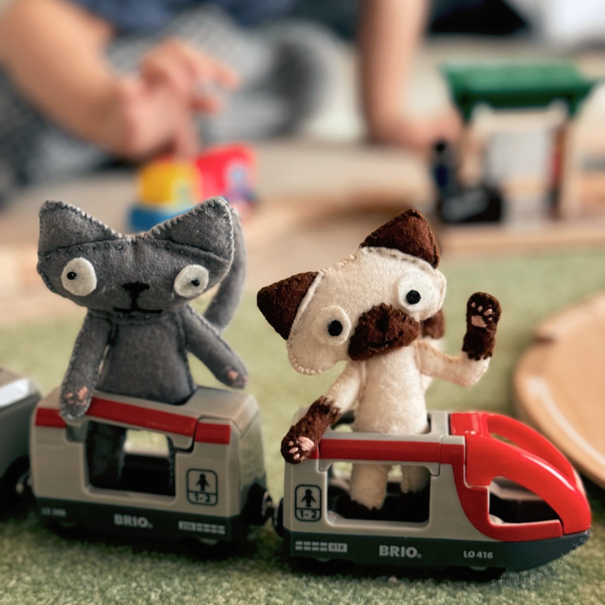 nekobakery's tweet photo. 前に子どものために手作りした
ボトスファミリーのボリとトト🐱🧵🪡
今日の遊びは
ブリオワールドに遊びに来て
電車に乗っている…設定…なのかな?
子どもが遊びすぎて
もう毛玉だらけだけど
なんだかかわいくて好き☺️
#botos #ボトスファミリー #ねこ https://t.co/xVdhenrC3J