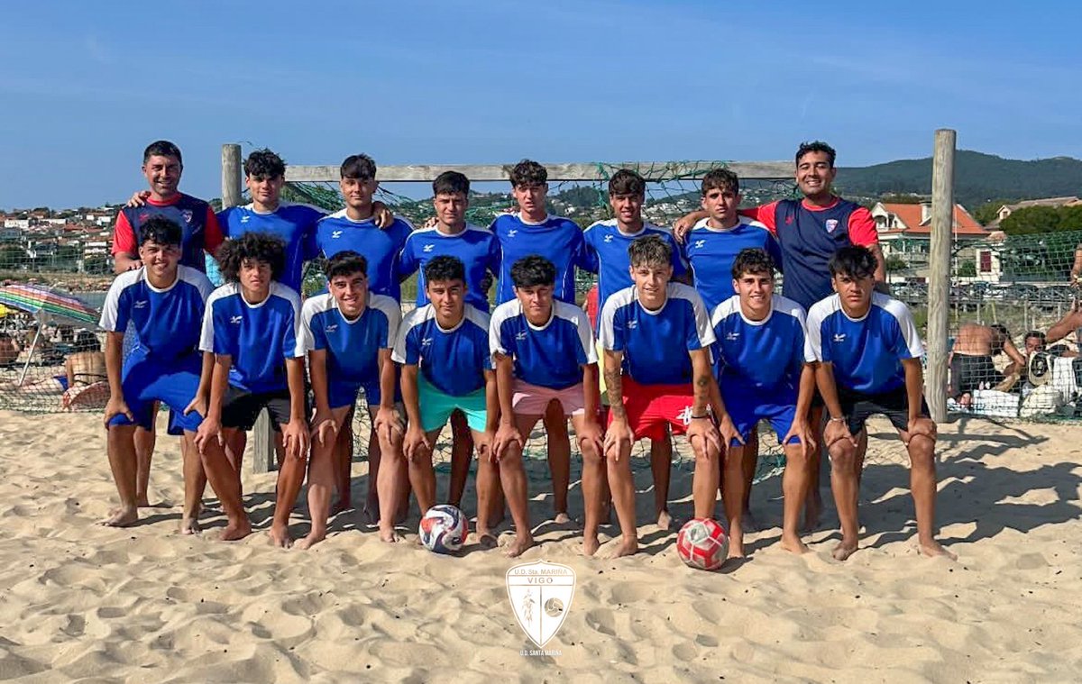 Un día de convivencia e adestramento na praia gozaron os xogadores e corpo técnico do xuvenil A. 

Equipo dentro e fóra do campo!!