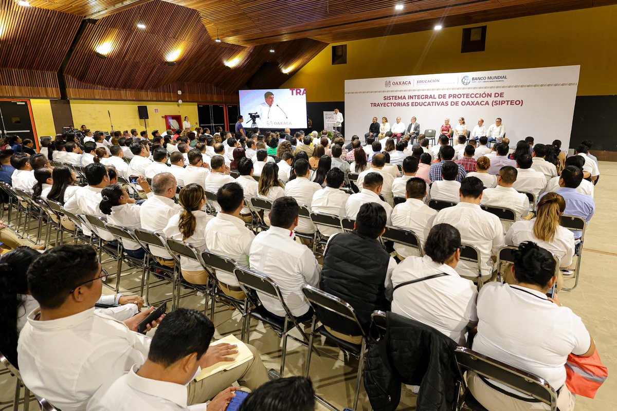 Esta noche, junto al director para México, Colombia y Venezuela del <a href="/BancoMundial/">Banco Mundial</a>, Mark Roland Thomas, y la secretaría de Educación Pública de Oaxaca, <a href="/Delfina_GuzmanD/">Delfina Guzmán</a>, presentamos el Sistema Integral de Protección de Trayectorias Educativas de Oaxaca #SIPTEO.

A través de esta