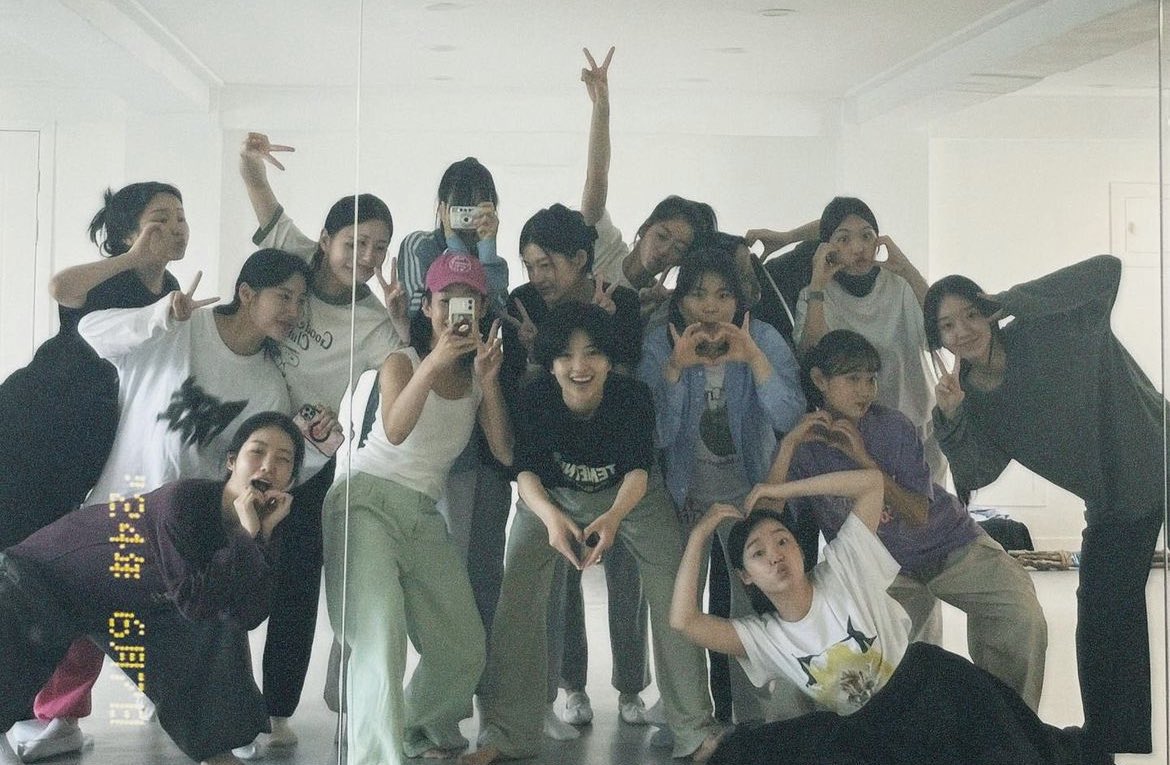 Onlytaeri_0424's tweet photo. 김태리 정년이 국극단 배우들 왜케 훈훈해🥹
수학여행에서 무대 준비하는데 일단 먹고해 하는 모먼트같쟈나(내맘 https://t.co/PLF0W0JTC4