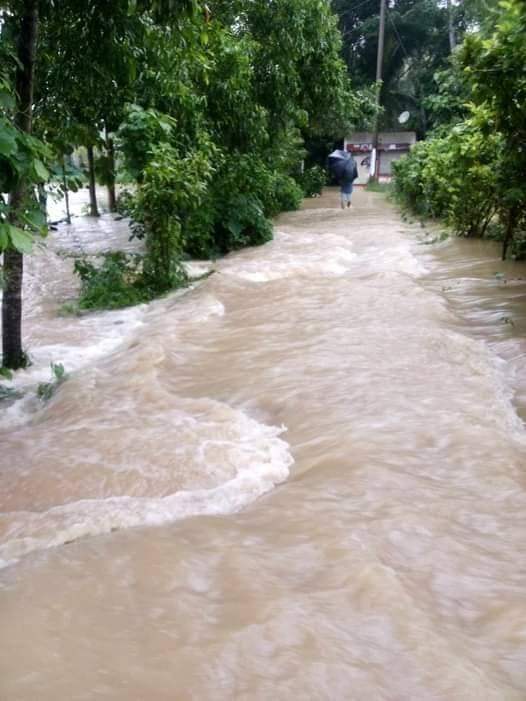 junaedalrabby's tweet photo. Breaking the record of the last 40 years, the water of Muhuri river in Feni is flowing at least 55 cm above the danger level.
Dambur Gate has been opened in Tripura, India. People of all walks of life are requested to come forward.
#Feni #floods #flooding #Bangladesh https://t.co/8hwzR7c6XH