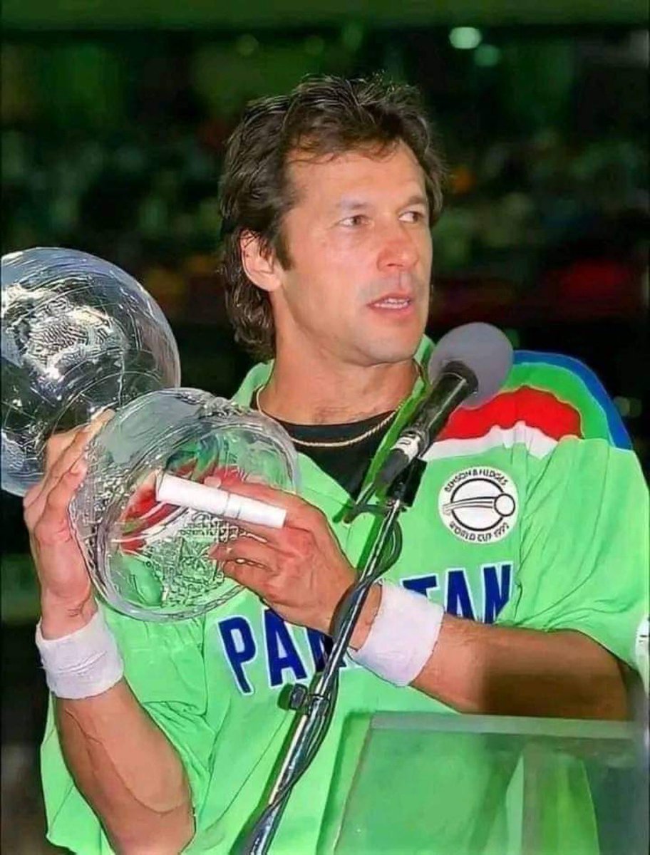 InsafPK's tweet photo. 1992 کا ورلڈکپ ہو یا شوکت خانم ، نمل یونیورسٹی ہو یا تحریک انصاف کا قیام اور یا پھر وزارتِ عظمیٰ کا منصب ہو ، عمران خان نے اب تک اپنے ہر ناقد کو غلط ثابت کیا ہے تو پھر ایک آزاد اور خود مختار پاکستان کا خواب عمران خان کیسے ادھورا چھوڑ کر ہار مان جاۓ گا۔
جو خواب جتنا بڑا ہوتا ہے اس کا حصول بھی اتنا ہی مشکل ہوتا ہے اور عمران خان ہر طرح کی مشکلوں پر چل کر اپنا خواب پورا کرنے کا ماہر ہے ۔۔۔۔!!

#عمران_خان_ضرور_آئے_گا