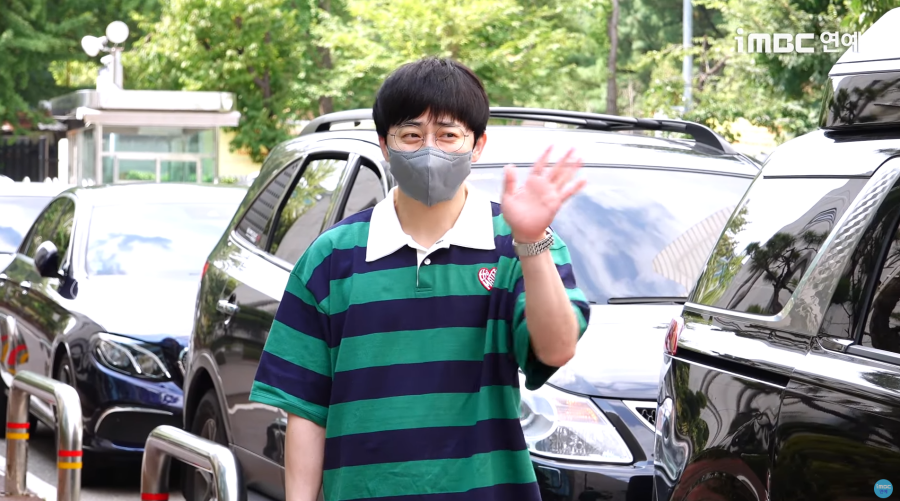 imbcenews's tweet photo. 이혜리X조정석, 영화 흥행의 책임을 짊어진 배우들... 울고 사과하고 뛰어다니고 [이슈in]
#빅토리 #Victory #혜리 #HYERI 
#조정석 #JoJungSuk #파일럿 #Pilot 
#행복의나라 #LandOfHappiness #iMBC 

8월 개봉한 한국영화들이 의외의 복병인 '에일리언'과 '하츄핑'에 밀린 가운데 배우들의 간절한 SNS홍보가 이슈가 되고 있다.

주인공 이혜리는 개봉 전부터 영화의 홍보에 앞장섰으며 특히나 SNS를 통해 각종 챌린지를 하며 젊은 층을 공략해 왔다. 

조정석은 '행복의 나라' 홍보 영상에서 '파일럿' 배우들과도 조인하며 "올여름 파하하하하 웃을 만큼 행복하세요"라는 카피로 두 영화를 동시에 응원하기도 했다.

영화의 개봉 시기는 배우가 결정하는 것이 아니고, 영화의 흥행 또한 배우 혼자의 힘으로 되는 건 아니다. 한 명의 관객이라도 더 극장으로 불러오기 위한 배우들의 노력은 오늘도 ing 중이다.

⬇️기사 Click Plz⬇️
https://t.co/rp8QScE2Be