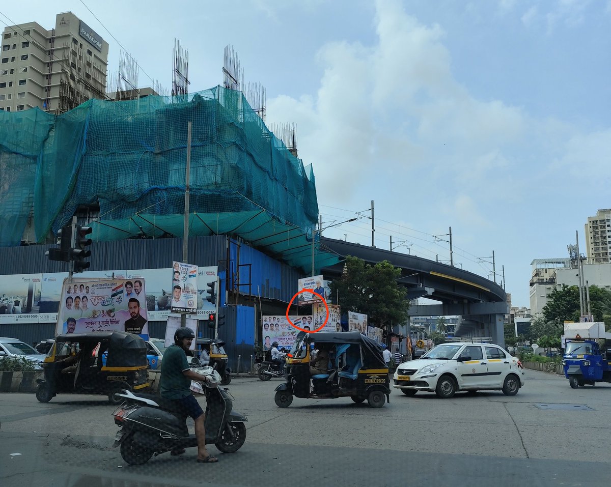 Ravi_JGD's tweet photo. Prime locality in oshiwara which is just 200m from @OshiwaraPS and 1.5km from rto office has hidden traffic signal due to political banner. @MTPHereToHelp for your kind attention https://t.co/txemM8A5aS