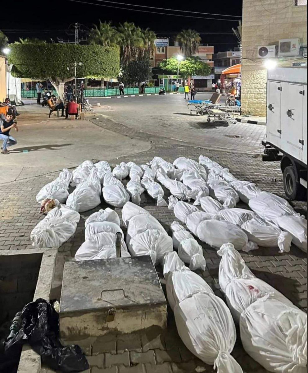 هنا غزة 
ماذا يريد العالم أكثر من ذلك لنصرة اخواننا في غزة !!

💔

#غزة_ابادة_جماعية 
#مجزرة_الاطفال