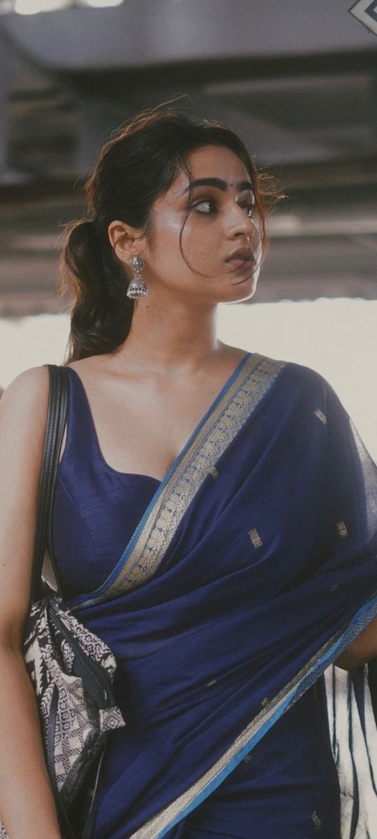 filmyworld88's tweet photo. #MetroGirl https://t.co/IFjGdvMGJb