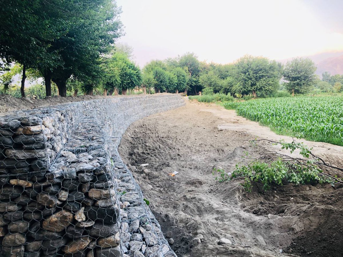 FAOAfghanistan's tweet photo. In #Kunar province, @FAO with support from @WorldBank, is building the 815m #Chawki Canal. This project will protect 420ha and create 800 skilled and 5000 unskilled jobs in 10 months.
Local women are weaving gabions to support the canal.
Stay tuned for updates! 📈 https://t.co/NDgRg9rKYQ