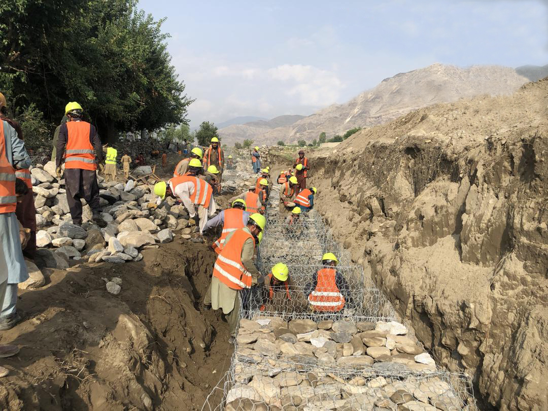 FAOAfghanistan's tweet photo. In #Kunar province, @FAO with support from @WorldBank, is building the 815m #Chawki Canal. This project will protect 420ha and create 800 skilled and 5000 unskilled jobs in 10 months.
Local women are weaving gabions to support the canal.
Stay tuned for updates! 📈 https://t.co/NDgRg9rKYQ