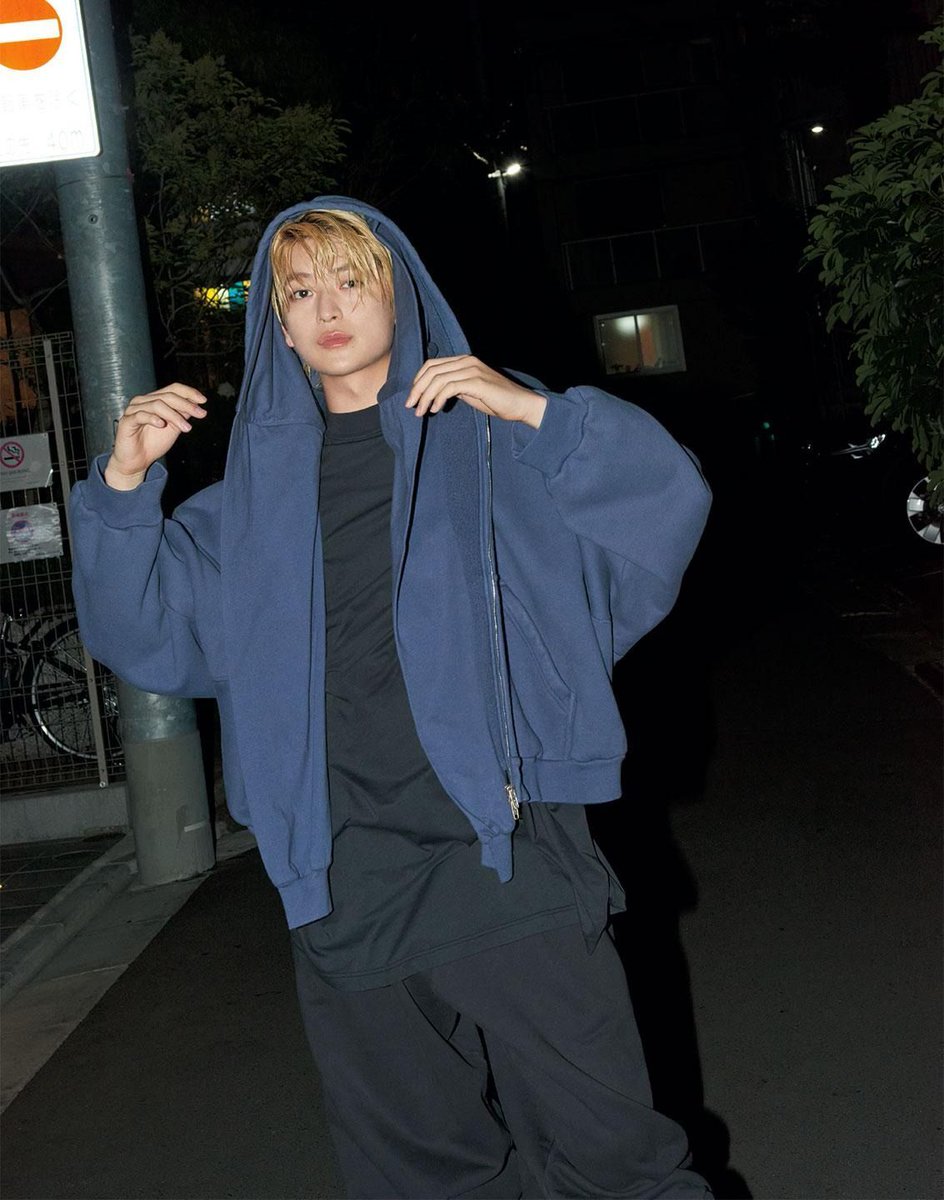 GINZA_magazine's tweet photo. 高橋文哉さんにインタビュー🚩
「いつも寝る寸前まで役のことを考えていて、撮影がない日でも、コンビニに飲み物1本買いに行く時すら台本を持ち歩いている。役から離れられない性分なんです。」https://t.co/cl7hNDUwBg https://t.co/tBlQ6wyqkU