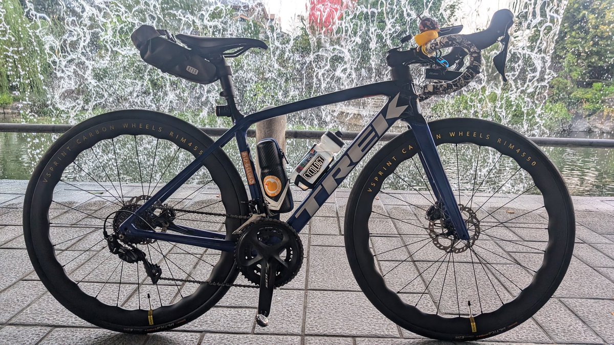 yossy44444444's tweet photo. ロードバイク乗り始めて一年以上が過ぎそろそろホイールをと
あひるCLUBデザイナーろぉらさんに相談
 #ODIN の公式サポーターをされているということで
  #SSV50 を紹介頂きまして購入
35kmから40kmへの加速感が素晴らしかった
また楽しくなりそうだ🐤

#あひるCLUB 岐阜支部
#vsprint
#trekemondasl5 https://t.co/oRSHteiTB2