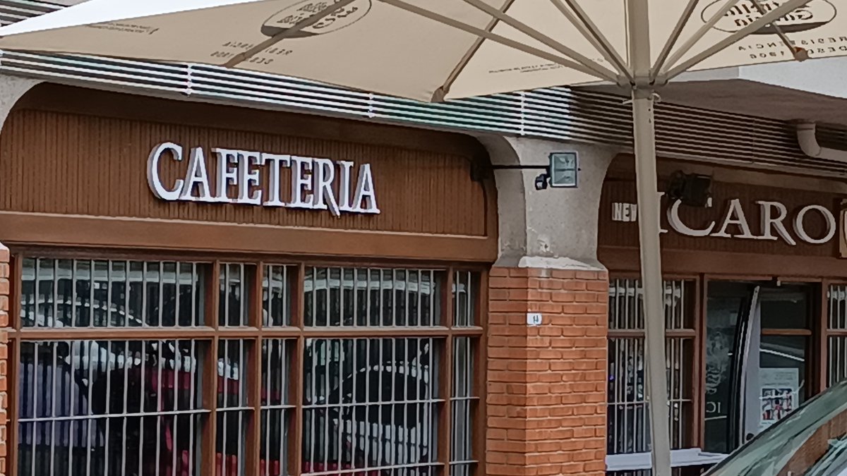 Eguna ongi hasi da Bilbon. Nik euskaraz eskatu dut kafesnea "Cafeteria Icaro"-n, Txurdinagan. El Salvador-eko Gabriela kamarerak euskaraz berba egin dit (baita zenbakiak ere!)  "Ikasten ari naiz poliki-poliki". Zer irribarrea euskalduntzat hartu eta errespetatu dudalako.