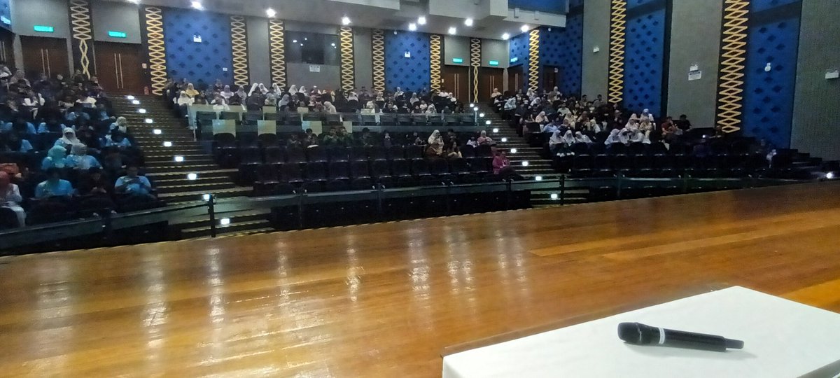 Last official public engagement on this trip. Thank you to Universiti Brunei Darussalam for hosting me and <a href="/ubdbuzz/">UBD</a> for live streaming the talk. 

<a href="/UEA_Chemistry/">UEA Chemistry</a>
<a href="/UEAPhysics/">UEA Physics</a> <a href="/uniofeastanglia/">UEA</a> <a href="/RoySocChem/">Royal Society of Chemistry</a>