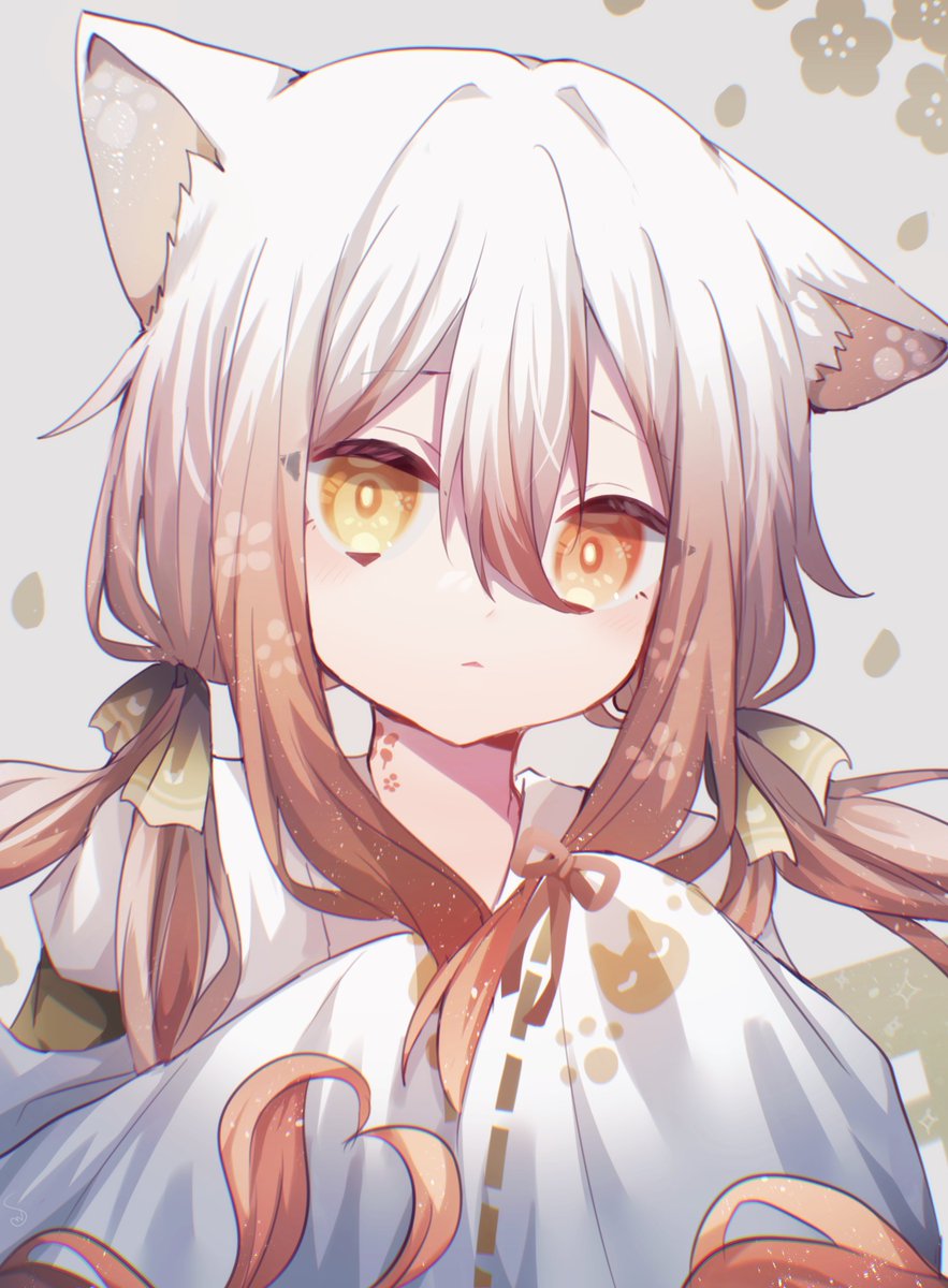 オレンジ色の猫耳巫女もいるよ