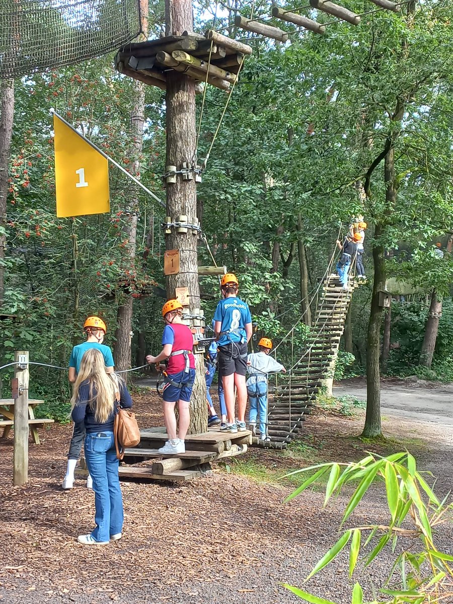 Een goede opstart van het schooljaar vinden we op het Aug heel belangrijk. De introductieweek is dan ook in volle gang! Om onze nieuwe brugklassers 'zacht te laten landen' begint het schooljaar voor hen met twee wenweken. De tweedejaars bezoeken vandaag Klimrijk: