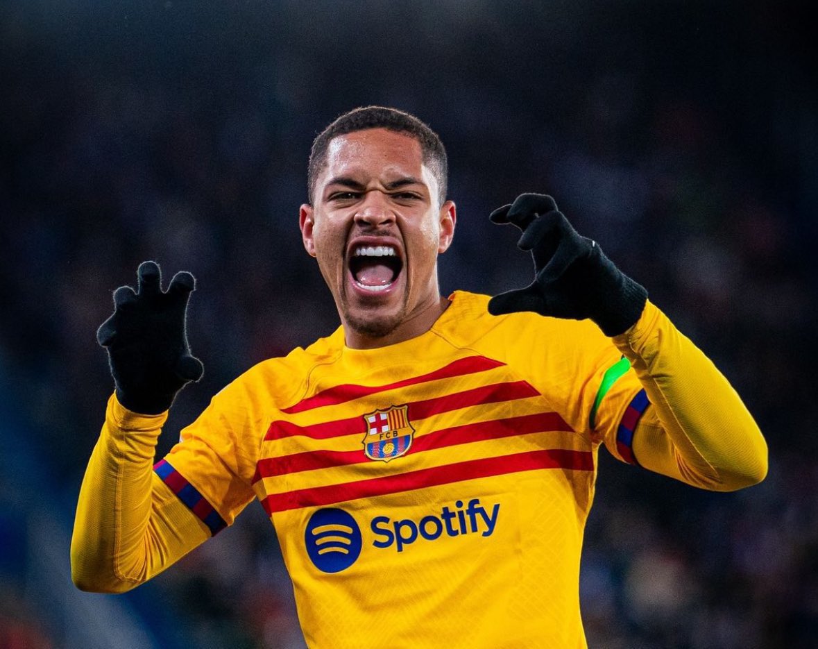 FabrizioRomano's tweet image. 🚨🟢 Real Betis are closing in on deal to sign Vitor Roque from Barcelona!

NO buy option clause, straight loan until June 2025 almost agreed with final details being discussed today.

Roque wants Betis over Sporting and other proposals received. 🇧🇷