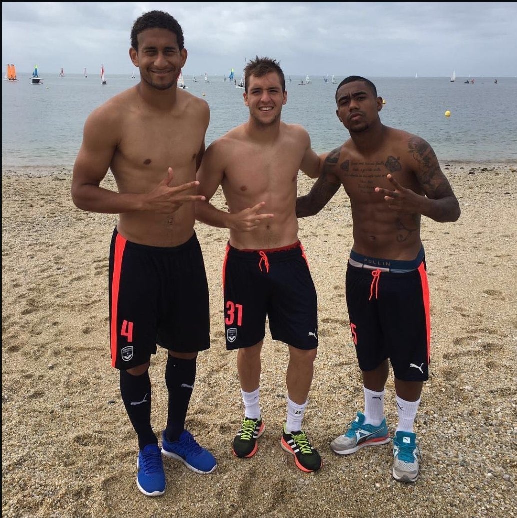 momortiche's tweet photo. Donnez moi un trio + légendaire et je supprime mon compte https://t.co/PolYUY1wo8