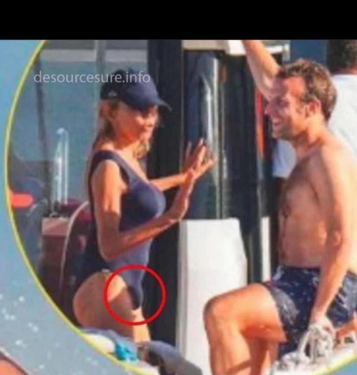 ‼️🚨فضيحة جديدة تلاحق ماكرون بعد تداول صورة وهو مع وزوجتة وتظهر عليها علامات رجوليه !!