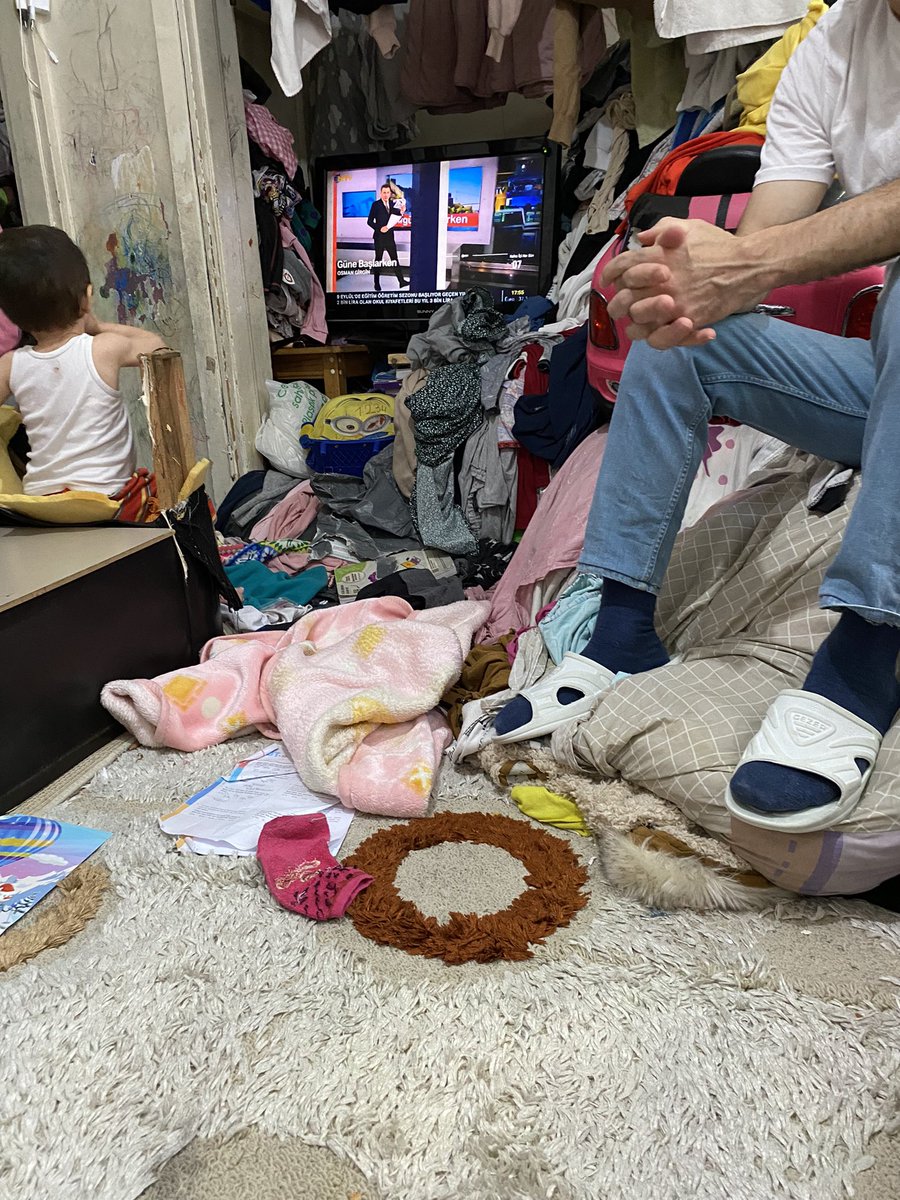 RmznYaman10's tweet photo. Yoksulluğun her yere sirayet ettiği, kazındığı bir ev. 4 küçük kız çocuğu. Psikolojik ve fiziksel olarak hasta bir baba. Toparlayacağız inşallah. Elden geleni yapacağız. https://t.co/02pMWoRZva