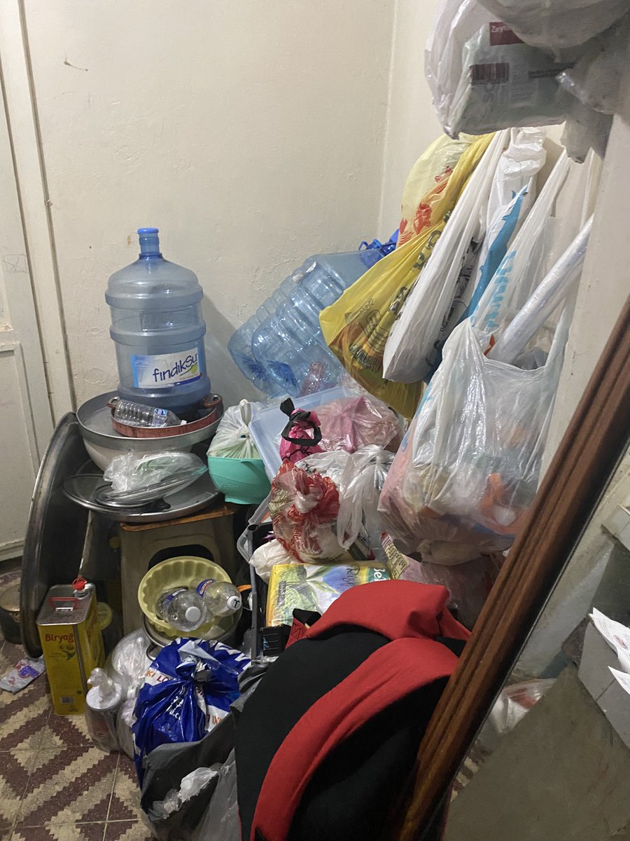 RmznYaman10's tweet photo. Yoksulluğun her yere sirayet ettiği, kazındığı bir ev. 4 küçük kız çocuğu. Psikolojik ve fiziksel olarak hasta bir baba. Toparlayacağız inşallah. Elden geleni yapacağız. https://t.co/02pMWoRZva