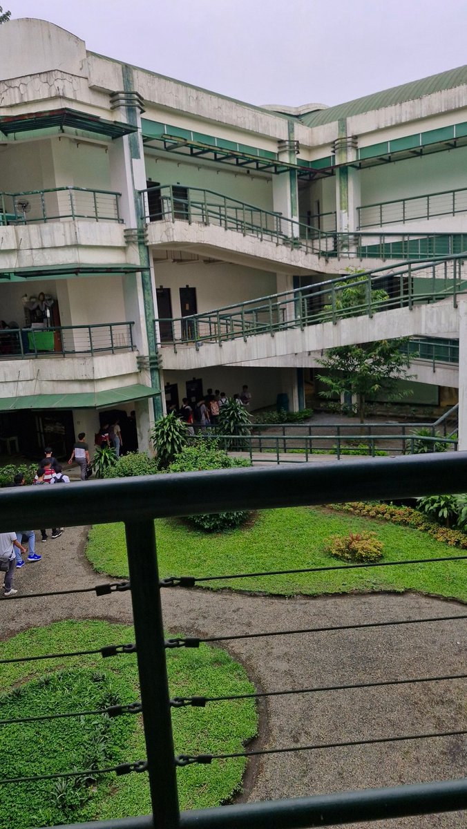 solreqs's tweet image. second day with four hours of chem and my first pe class